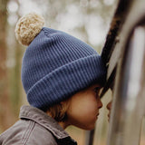 muts block night hello hossy kindermuts blauw donkerblauw met beige pompom